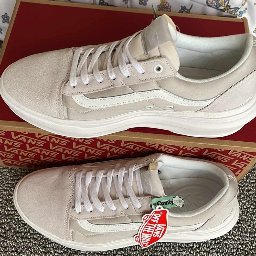 Vans WMNS Old Skool Over
Light Grey/White
VN0A7Q5ELGX
Platforms Sneakers - Picture 4 of 16